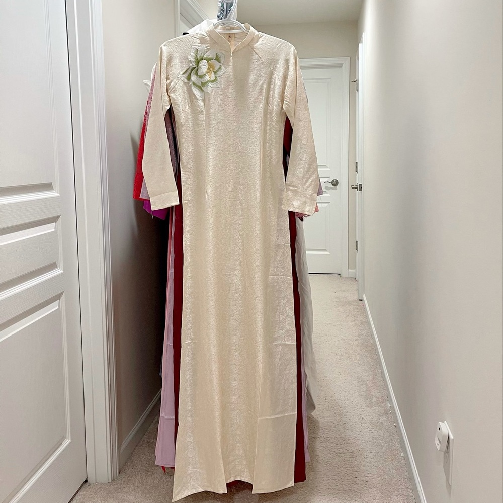 New Ao dai gam theu Vietnamese traditional long dress set M 2 cream 🎁 kem medium